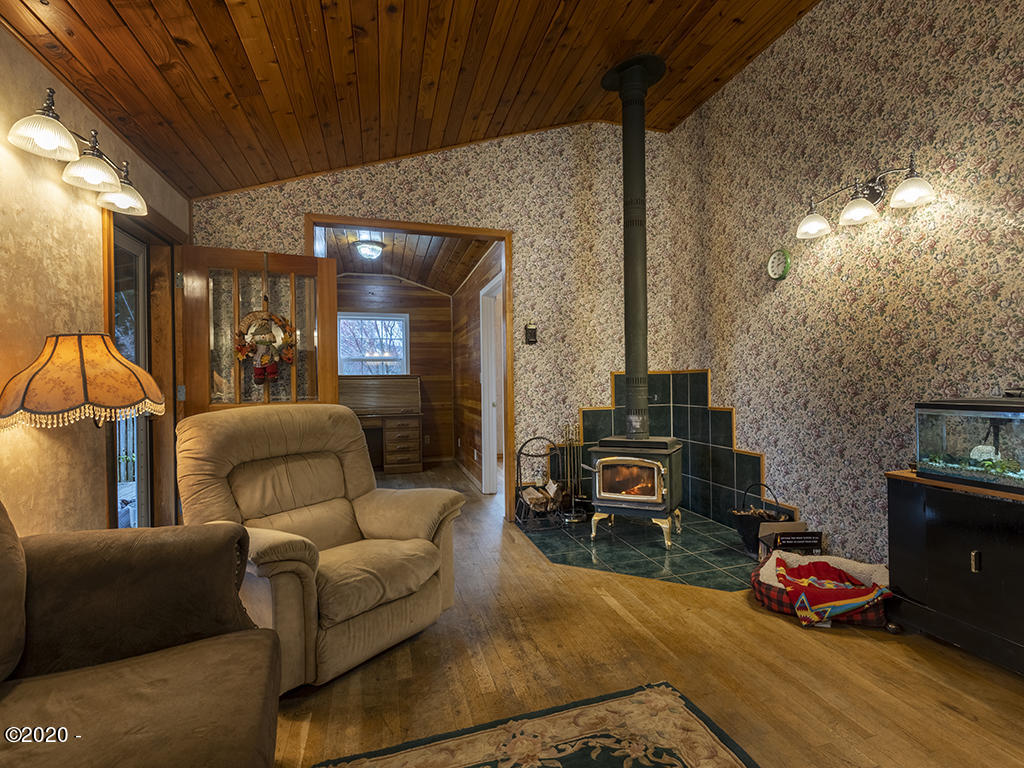 277 North S Low Road Seal Rock, OR 97376 - Photo 11 of 19 Living/