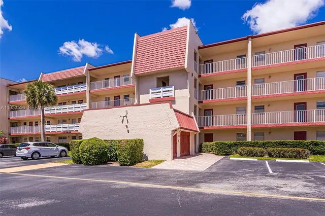 $1,400 | 1040 Country Club Drive, Unit 306, Pompano Beach, FL 33063