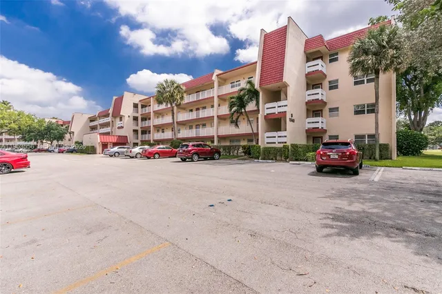$1,400 | 1040 Country Club Drive, Unit 306, Pompano Beach, FL 33063
