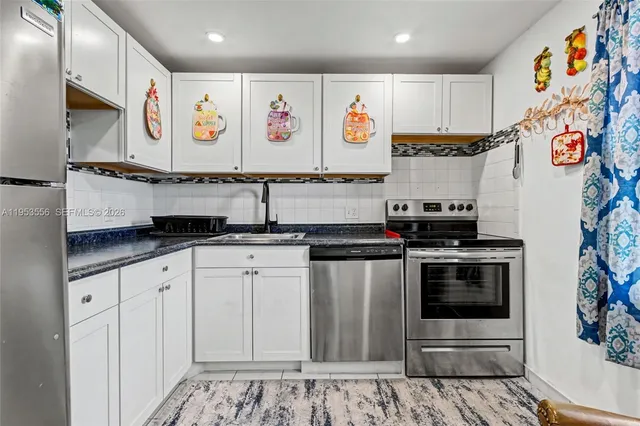 $1,400 | 1040 Country Club Drive, Unit 306, Pompano Beach, FL 33063