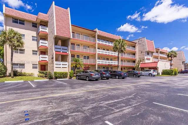 $1,400 | 1040 Country Club Drive, Unit 306, Pompano Beach, FL 33063