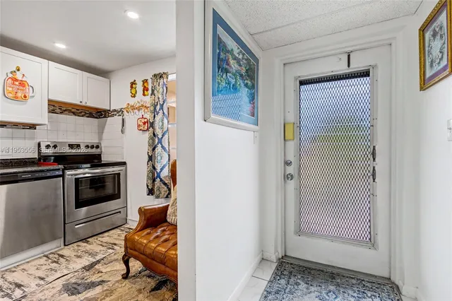 $1,400 | 1040 Country Club Drive, Unit 306, Pompano Beach, FL 33063