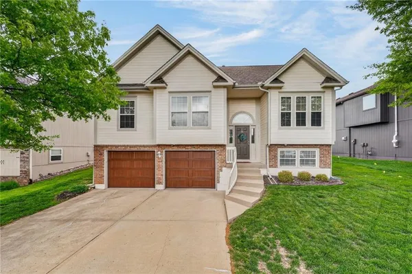 $325,900 | 19712 East 6th Street North, Independence, MO 64056