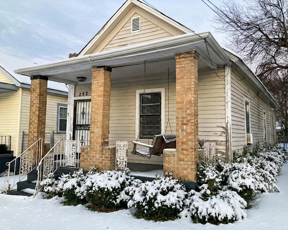 292 Decatur Street Memphis, TN 38105 - Photo 2 of 10 front view of a house