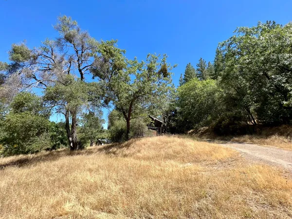 a view of a dinning table and chairs in patio