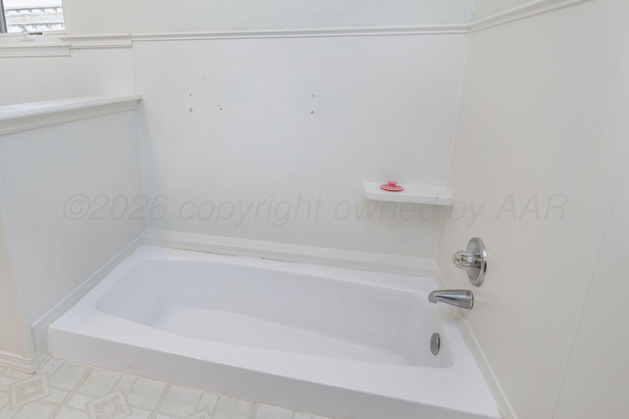801 Arrah Friona, TX 79035 - Photo 23 of 37 a bathroom with a bathtub