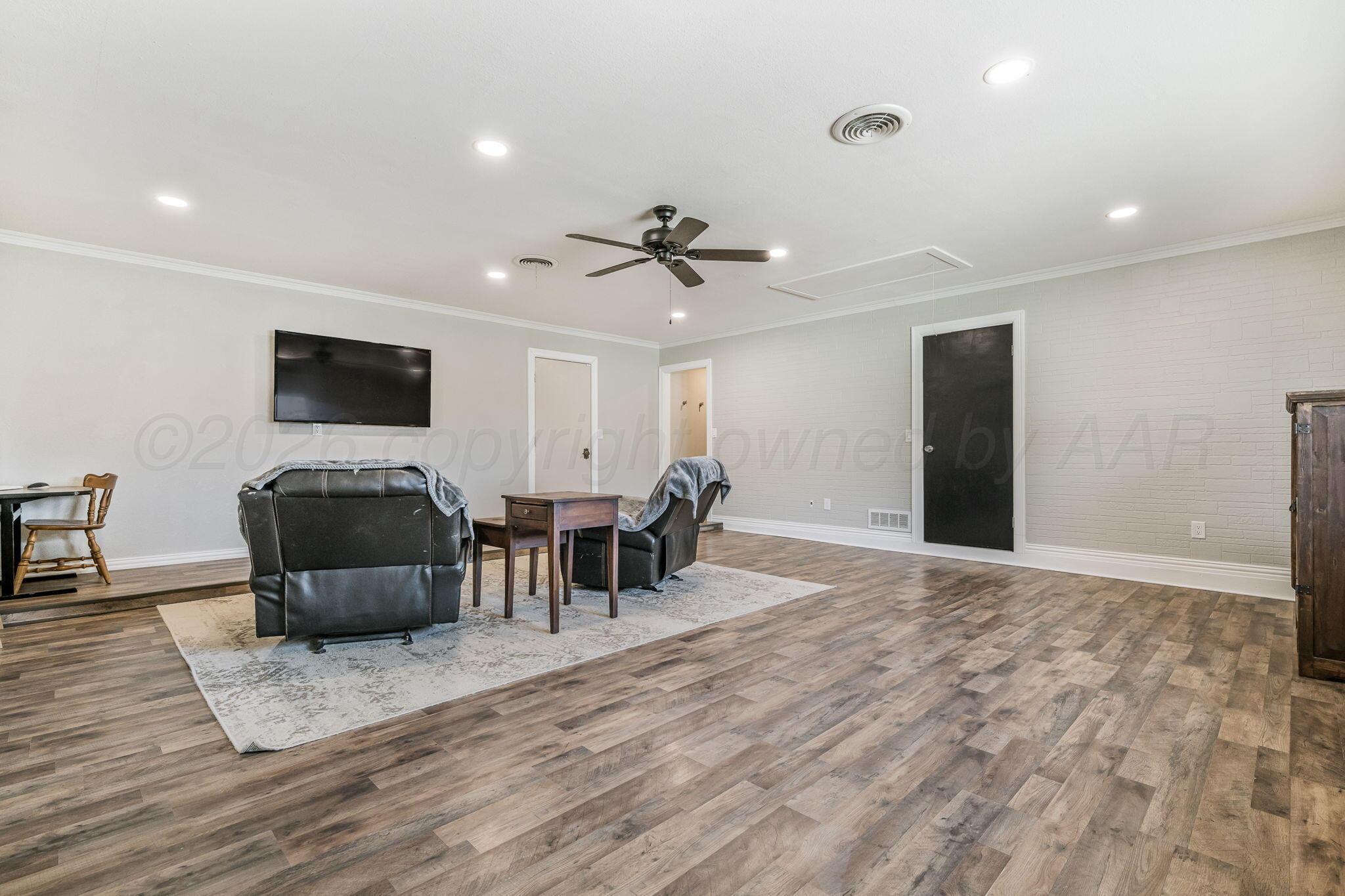 801 Arrah Friona, TX 79035 - Photo 25 of 37 a living room with furniture and a flat screen tv