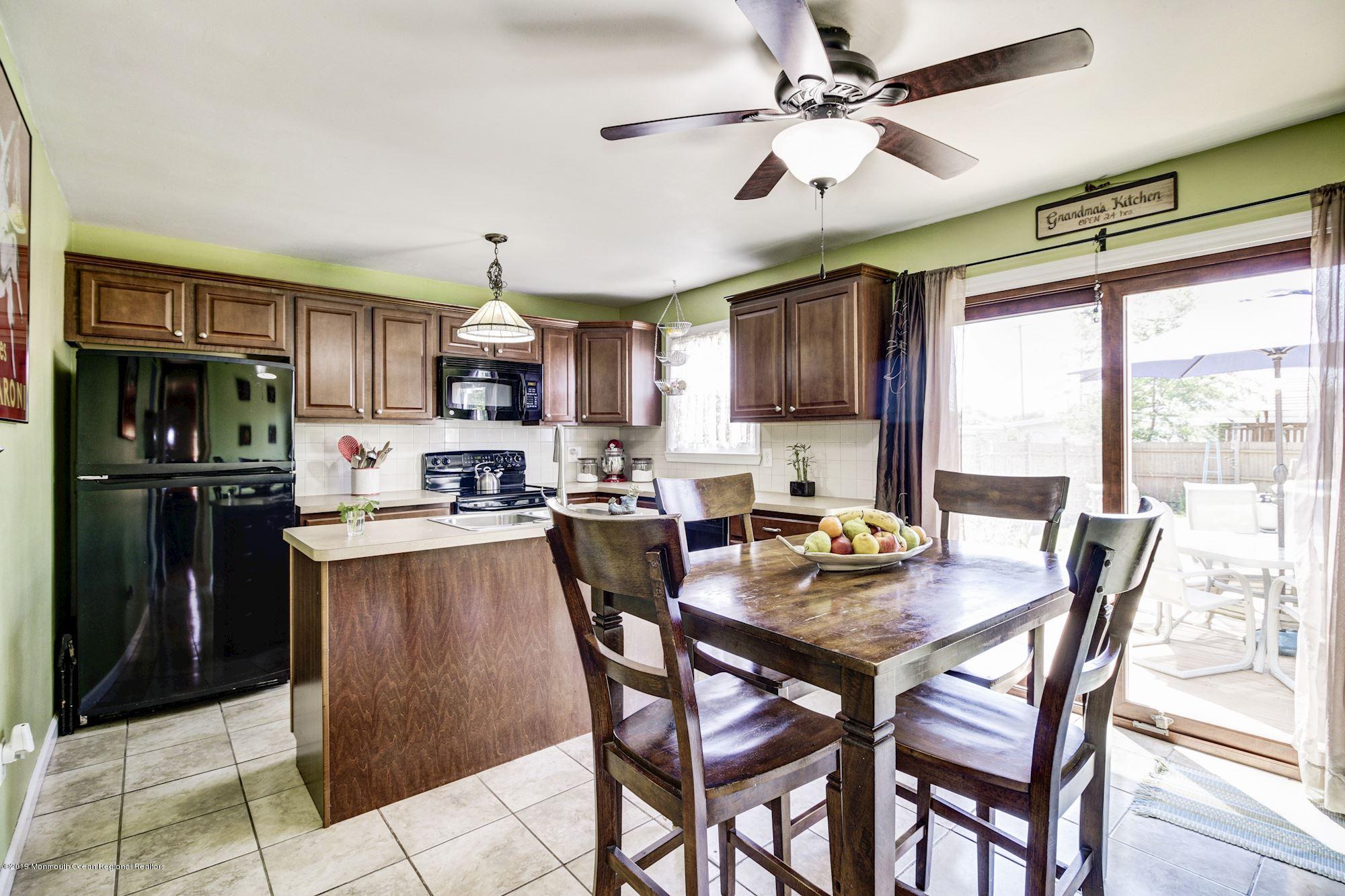 702 Maple Street Lakehurst, NJ 08733 - Photo 4 of 18 Eat in Kitchen