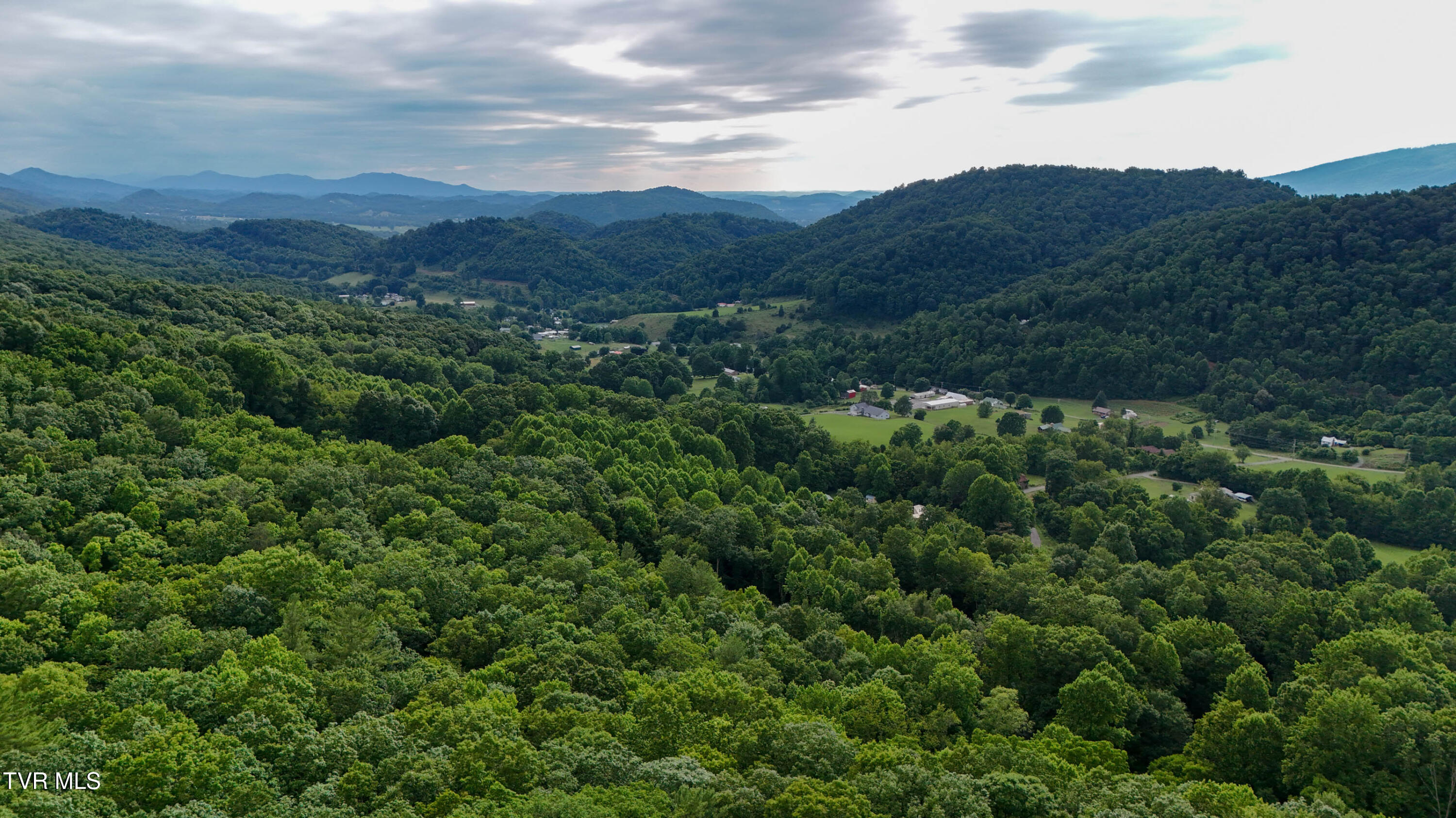 180 Bill Nave Loop, Unit 6 Elizabethton, TN 37643 - Photo 19 of 21 18-print-180 Bill Nave Loop Drone JF-19