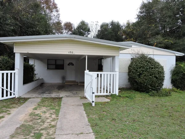 a view of a back yard
