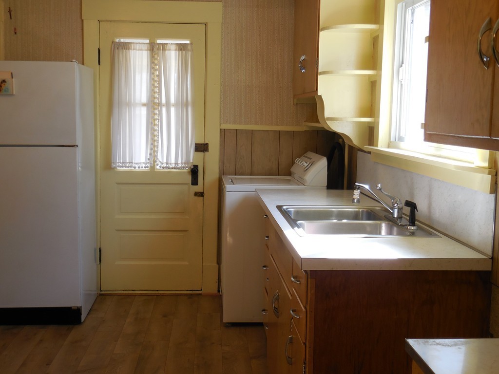 127 Hastings Street Springfield, MA 01104 - Photo 6 of 30 Gallery Image 6