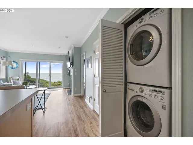 $699,000 | 1113 Highway 101, Unit 1, Depoe Bay, OR 97341