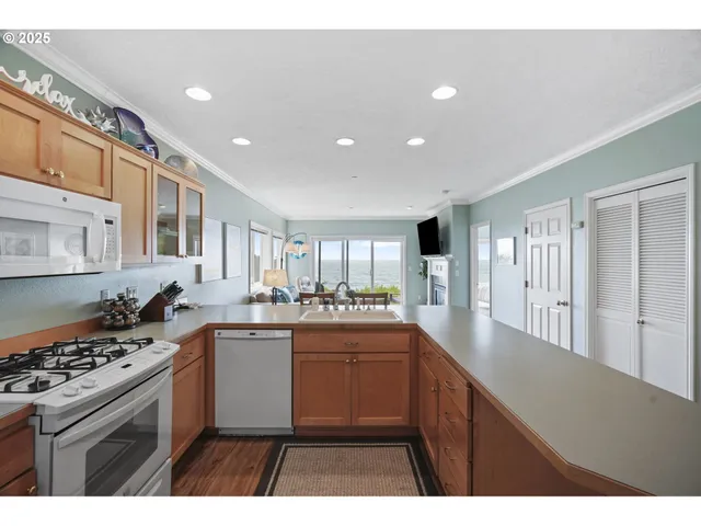 $699,000 | 1113 Highway 101, Unit 1, Depoe Bay, OR 97341