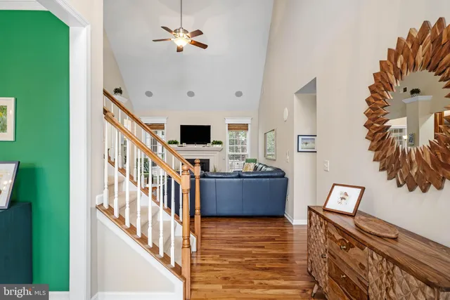 a view of an entryway with furniture