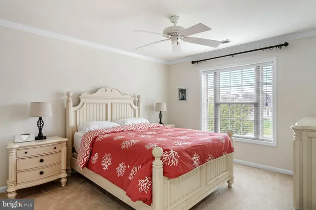 a view of a house with backyard and garden