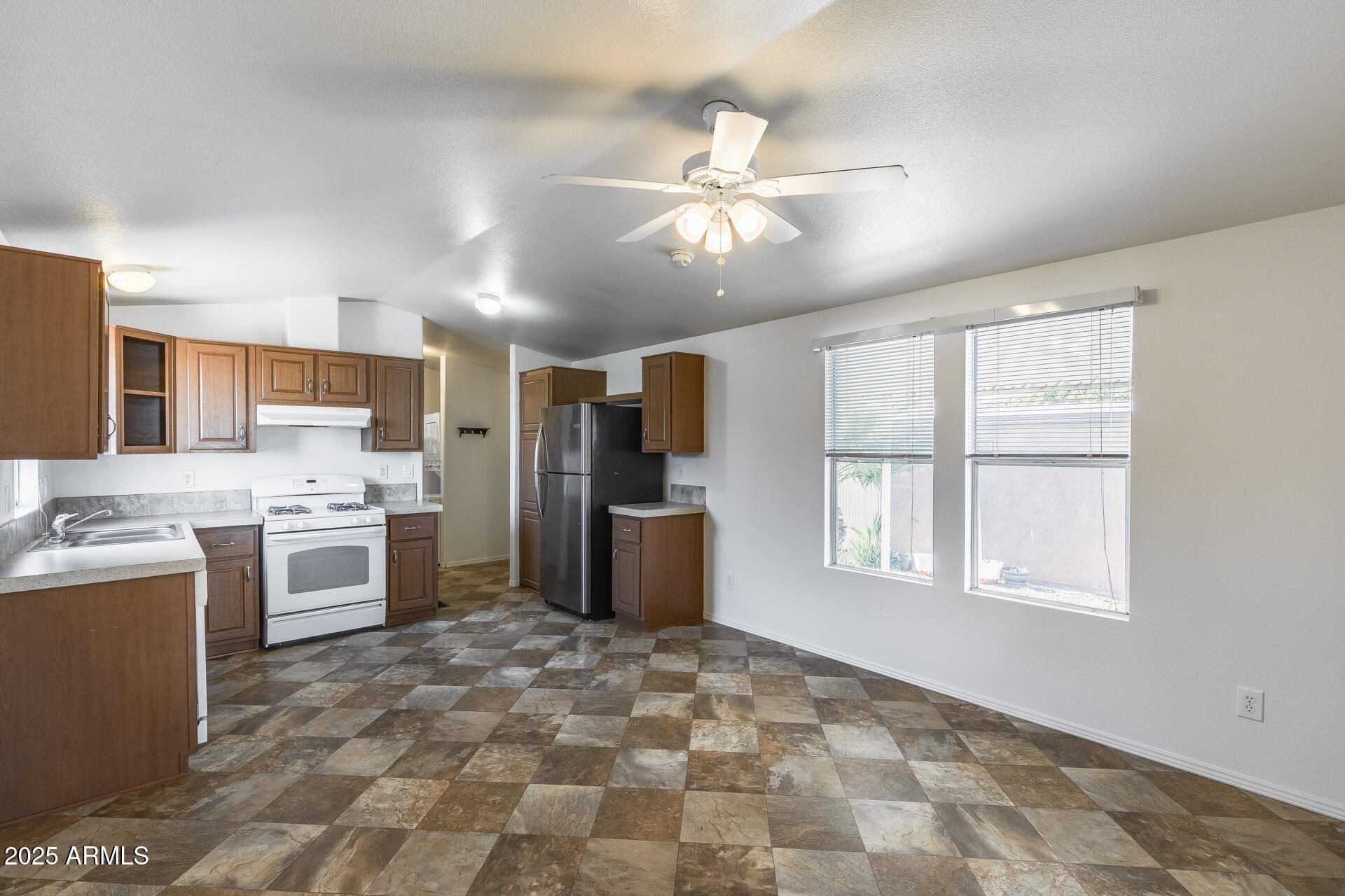 19225 North Cave Creek Road, Unit 70 Phoenix, AZ 85024 - Photo 5 of 12 Kitchen / Dining
