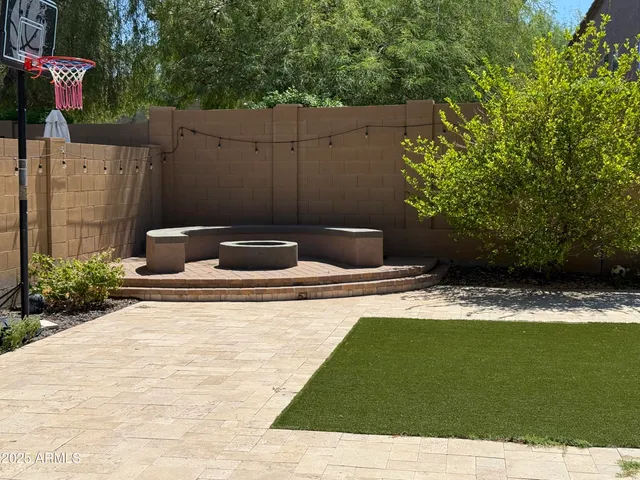 a view of a backyard