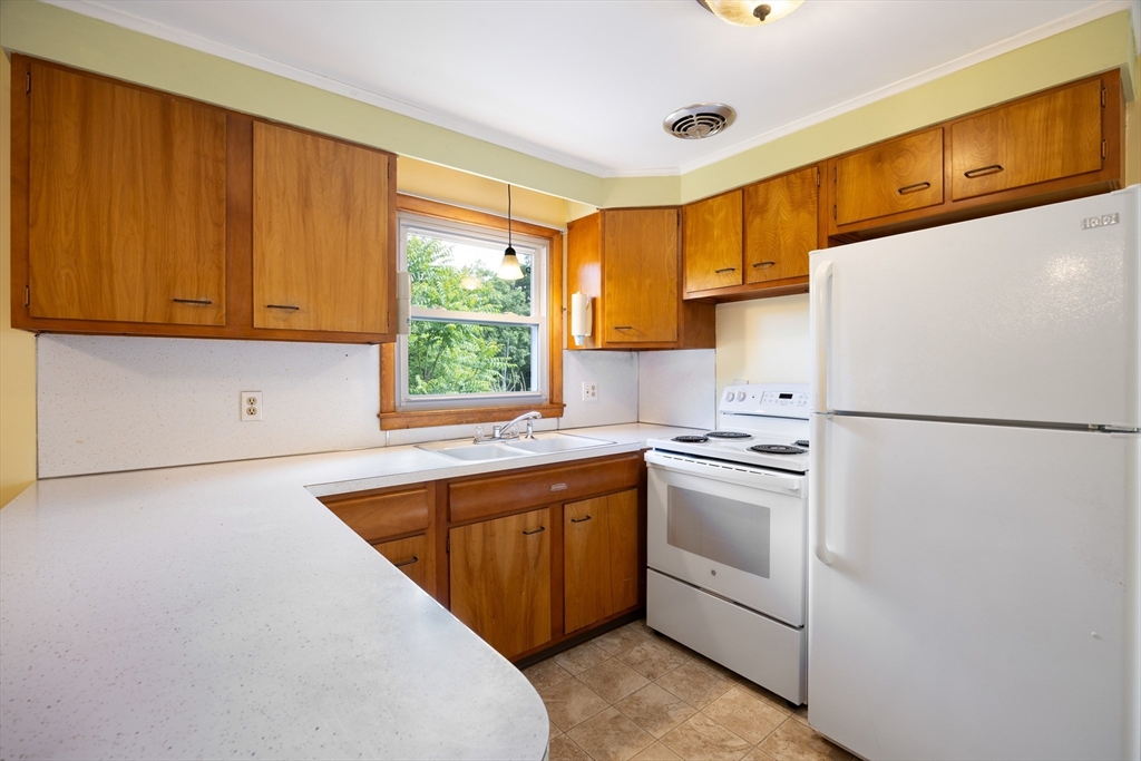 522 Prospect Street Chicopee, MA 01020 - Photo 7 of 24