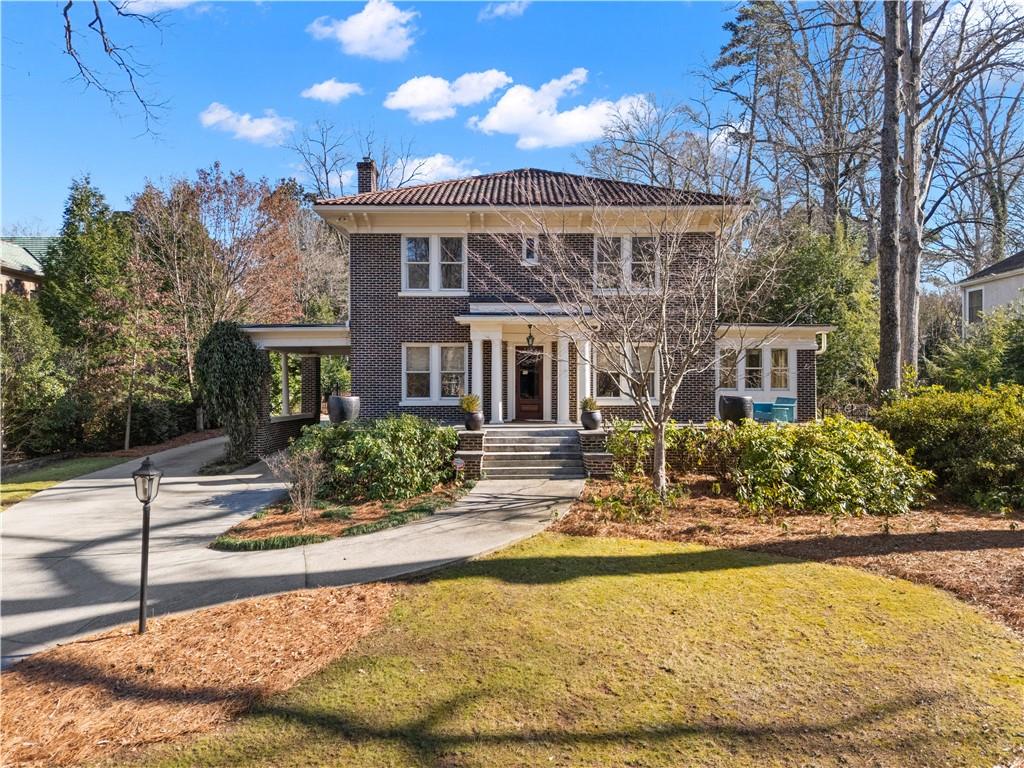 a view of a house with backyard and sitting area