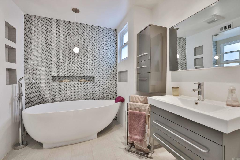 942 D Avenue, Unit B Coronado, CA 92118 - Photo 11 of 38 a bathroom with a bathtub and a sink