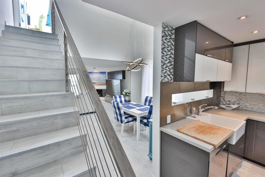 942 D Avenue, Unit B Coronado, CA 92118 - Photo 21 of 38 a view of entryway and hall