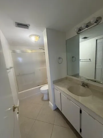 $2,000 | 21911 Lake Forest Circle, Unit 201, Boca Raton, FL 33433