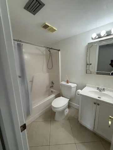 $2,000 | 21911 Lake Forest Circle, Unit 201, Boca Raton, FL 33433