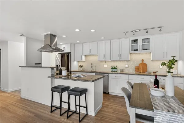 $4,750 | 733 Lake Street South, Unit 104, Kirkland, WA 98033