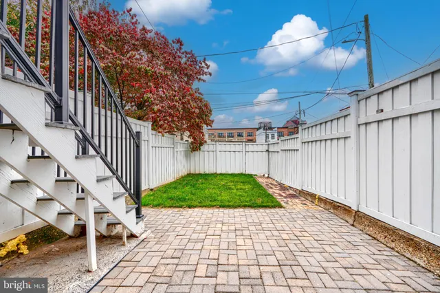 a view of entryway with a front door