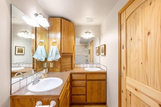 61538 Ward Road Bend, OR 97702 - Photo 25 of 42 Primary double sink vanity