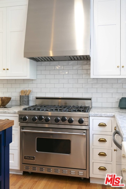 2529 North Commonwealth Avenue Los Angeles, CA 90027 - Photo 11 of 37 a stove top oven sitting inside of a kitchen