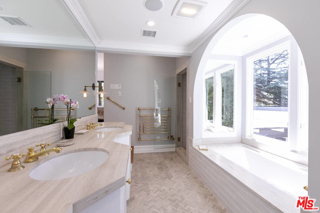 2529 North Commonwealth Avenue Los Angeles, CA 90027 - Photo 16 of 37 a spacious bathroom with a tub sink and mirror