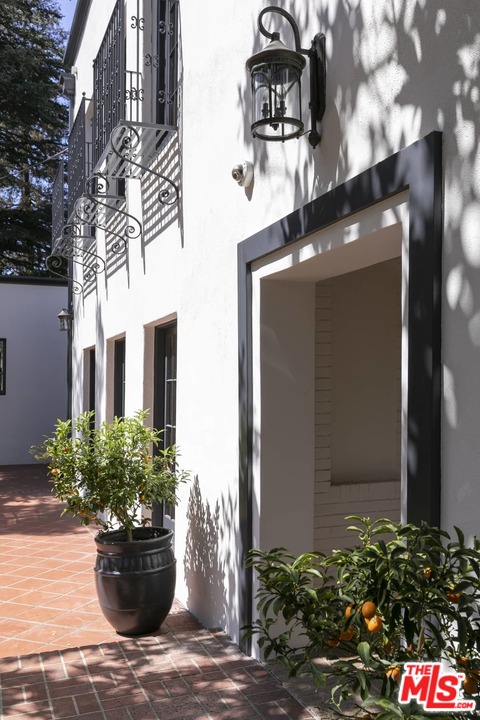 2529 North Commonwealth Avenue Los Angeles, CA 90027 - Photo 2 of 37 a building view with a outdoor space