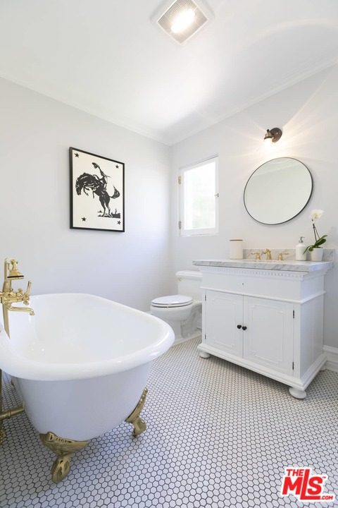2529 North Commonwealth Avenue Los Angeles, CA 90027 - Photo 25 of 37 a spacious bathroom with a bathtub and a sink