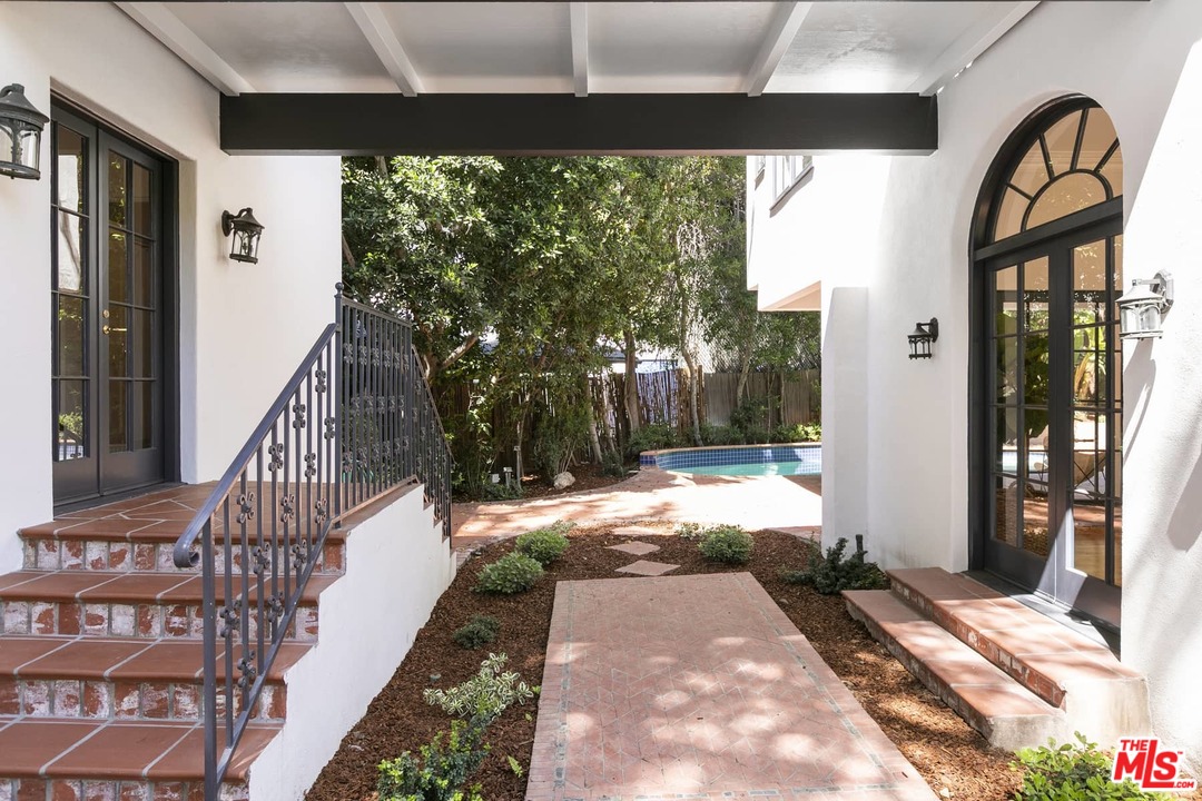 2529 North Commonwealth Avenue Los Angeles, CA 90027 - Photo 29 of 37 a view of entryway with a front door