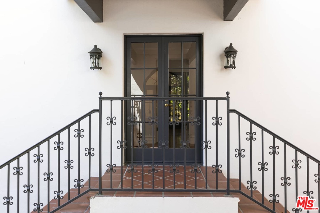 2529 North Commonwealth Avenue Los Angeles, CA 90027 - Photo 31 of 37 a view of entryway and hall with wooden floor