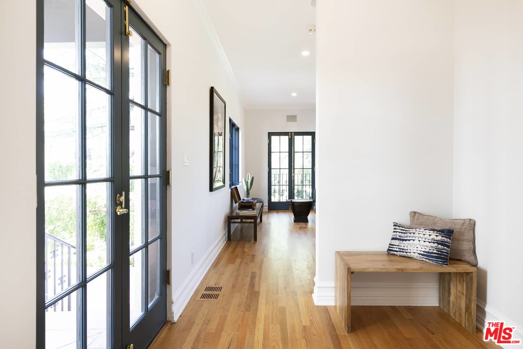 2529 North Commonwealth Avenue Los Angeles, CA 90027 - Photo 32 of 37 a view of a hallway with wooden floor and furniture