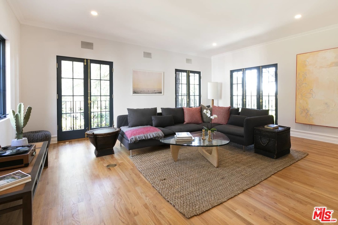 2529 North Commonwealth Avenue Los Angeles, CA 90027 - Photo 33 of 37 a living room with furniture and a window