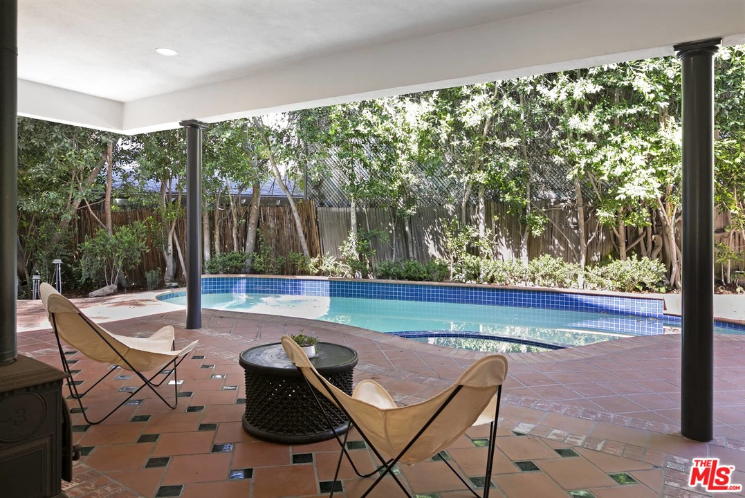 2529 North Commonwealth Avenue Los Angeles, CA 90027 - Photo 35 of 37 a view of backyard with seating space