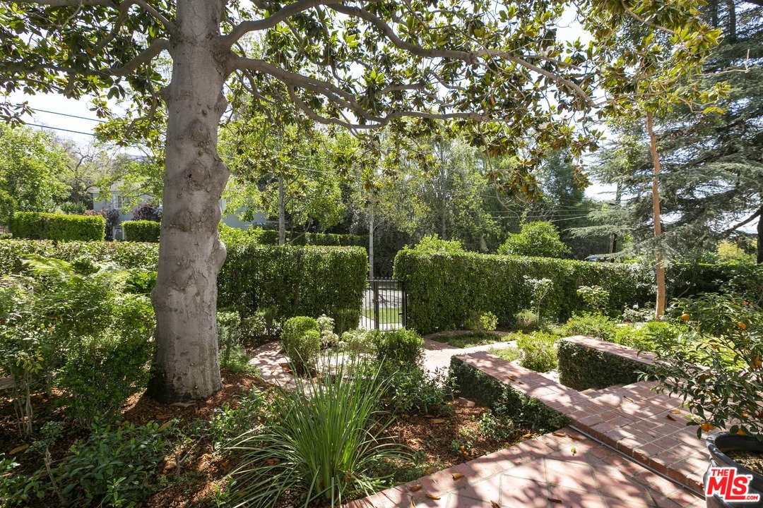2529 North Commonwealth Avenue Los Angeles, CA 90027 - Photo 36 of 37 a view of a garden