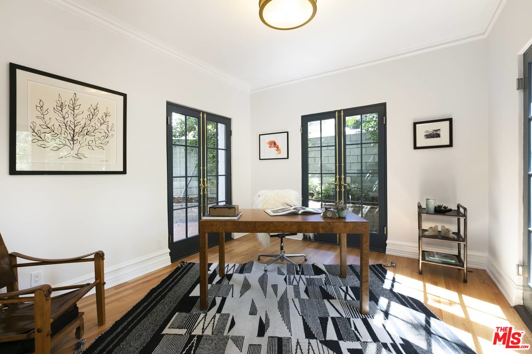 2529 North Commonwealth Avenue Los Angeles, CA 90027 - Photo 9 of 37 a very nice looking room with a large window