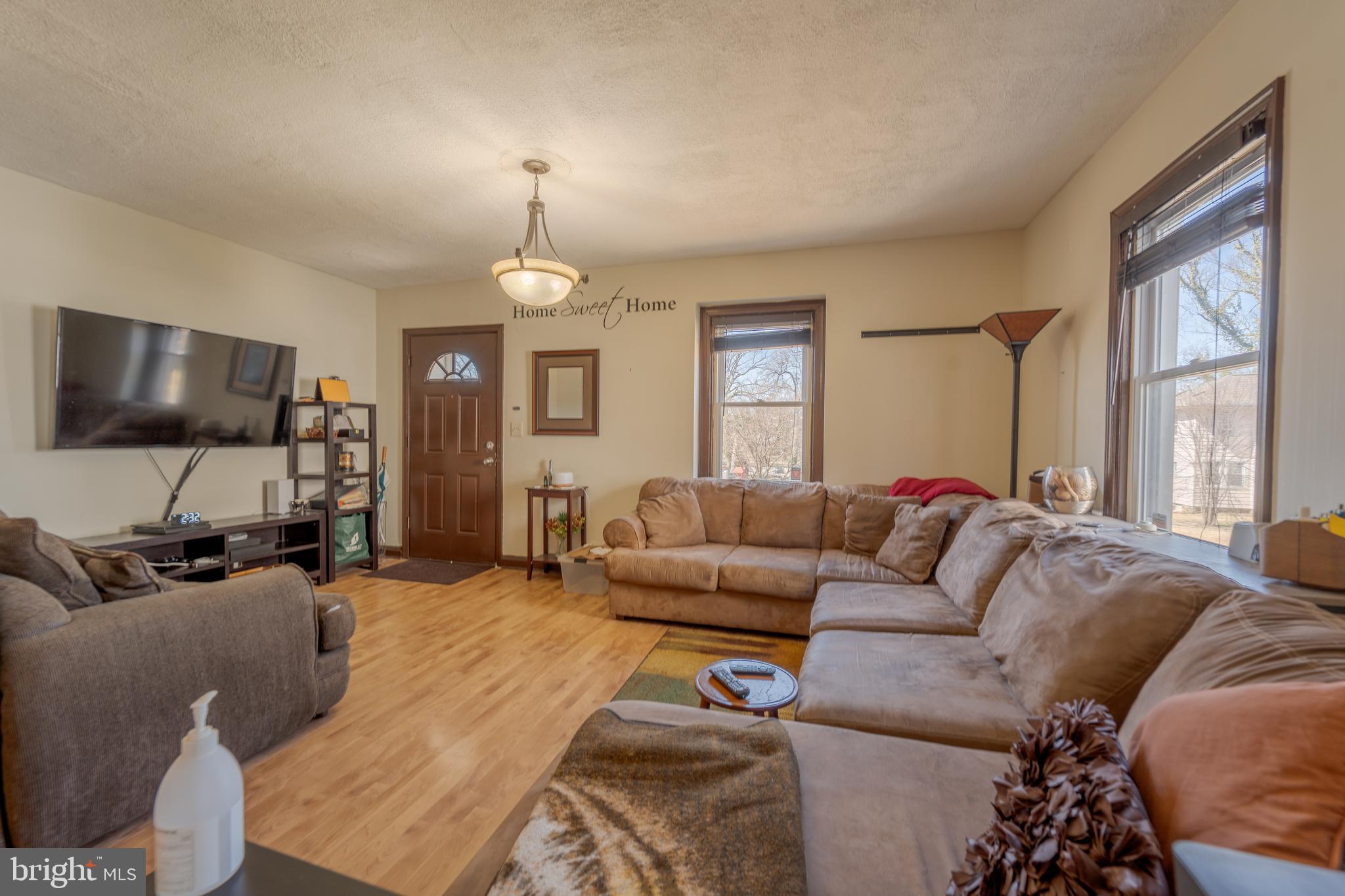 11 Summerfield Road Baltimore, MD 21207 - Photo 10 of 35 Living Room