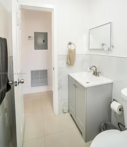 $2,700 | 2388 Northeast 173rd Street, Unit 2390, North Miami Beach, FL 33160