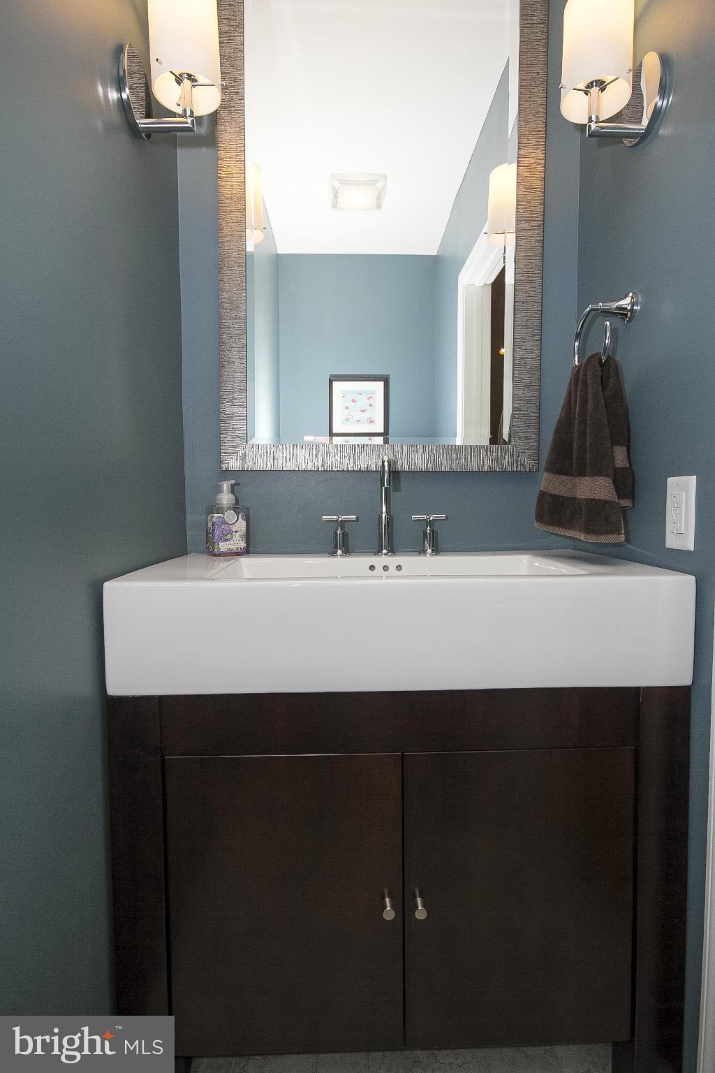 7104 Rich Hill Road Baltimore, MD 21212 - Photo 14 of 30 Powder room on main.