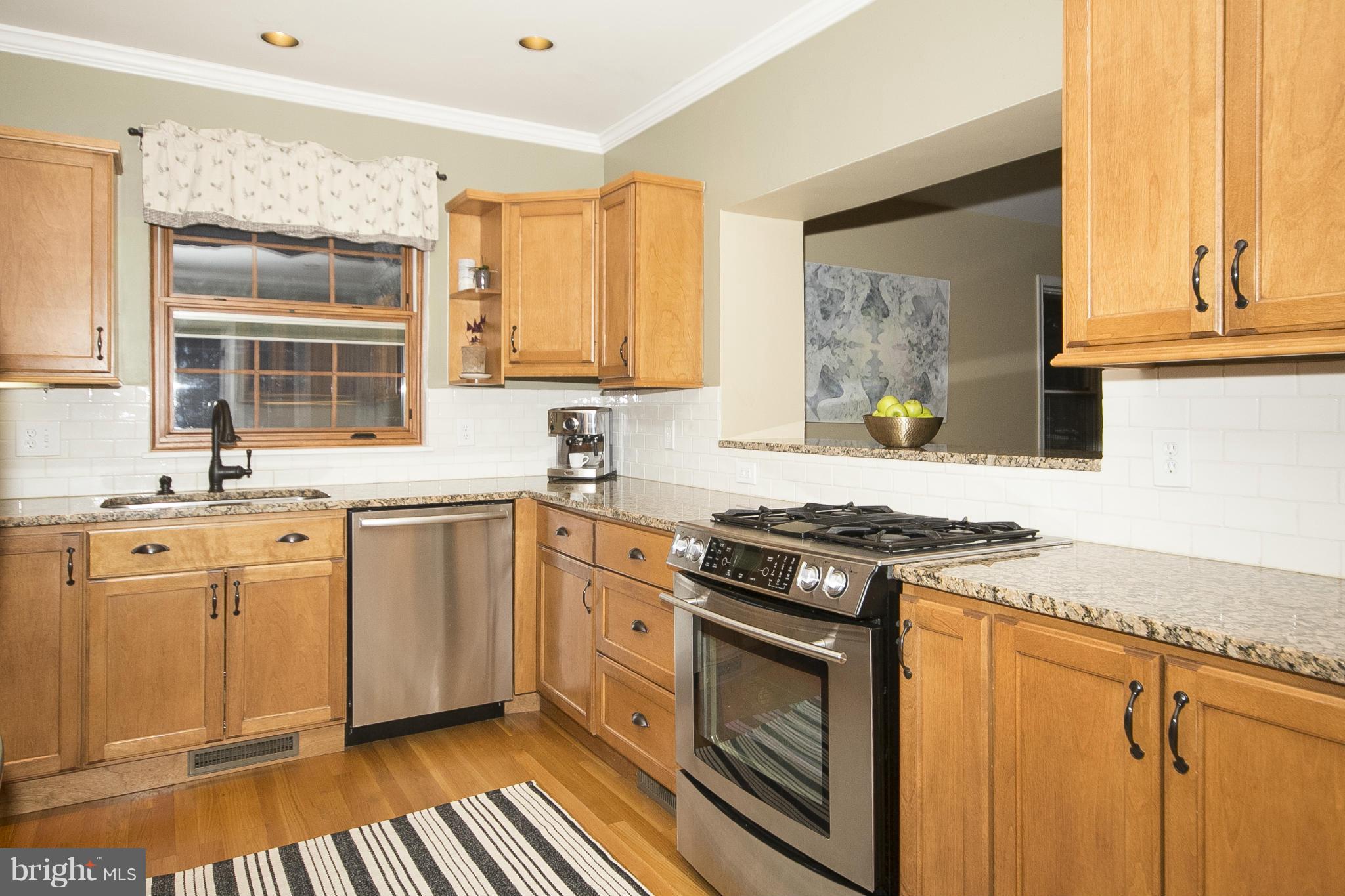7104 Rich Hill Road Baltimore, MD 21212 - Photo 5 of 30 Kitchen pass through to family room.