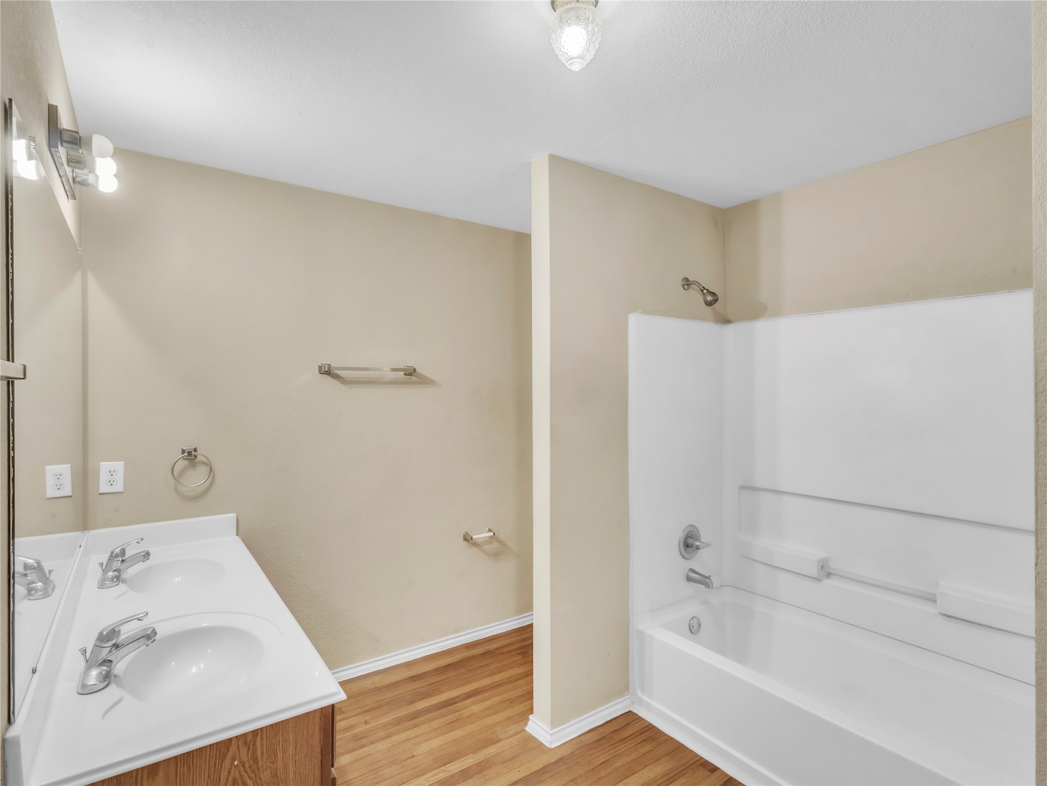 12830 Windy Summer Lane Houston, TX 77044 - Photo 22 of 33 Primary bathroom