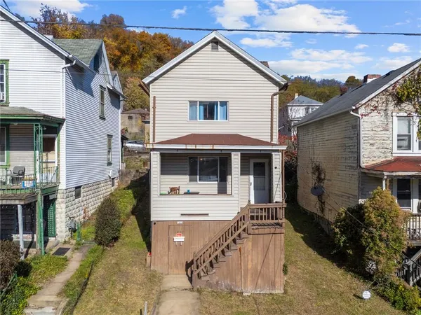 a view of a house with a yard