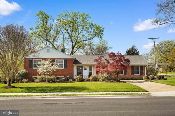 $900,000 | 10917 Woodhaven Drive, Fairfax, VA 22030