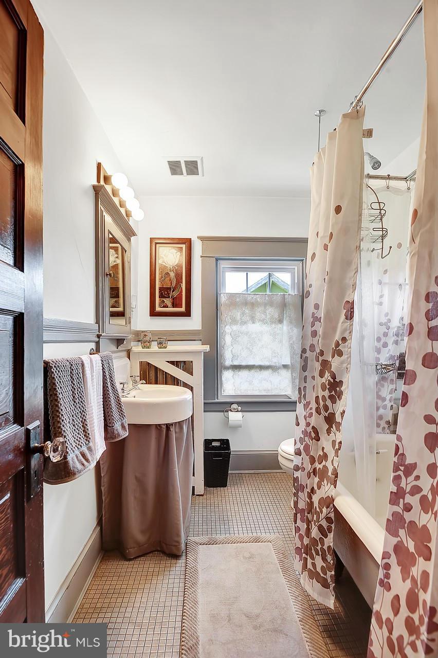 238 Mallow Hill Road Baltimore, MD 21229 - Photo 24 of 30 Bath