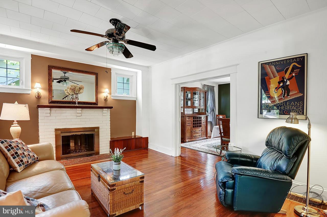 238 Mallow Hill Road Baltimore, MD 21229 - Photo 6 of 30 Living Room